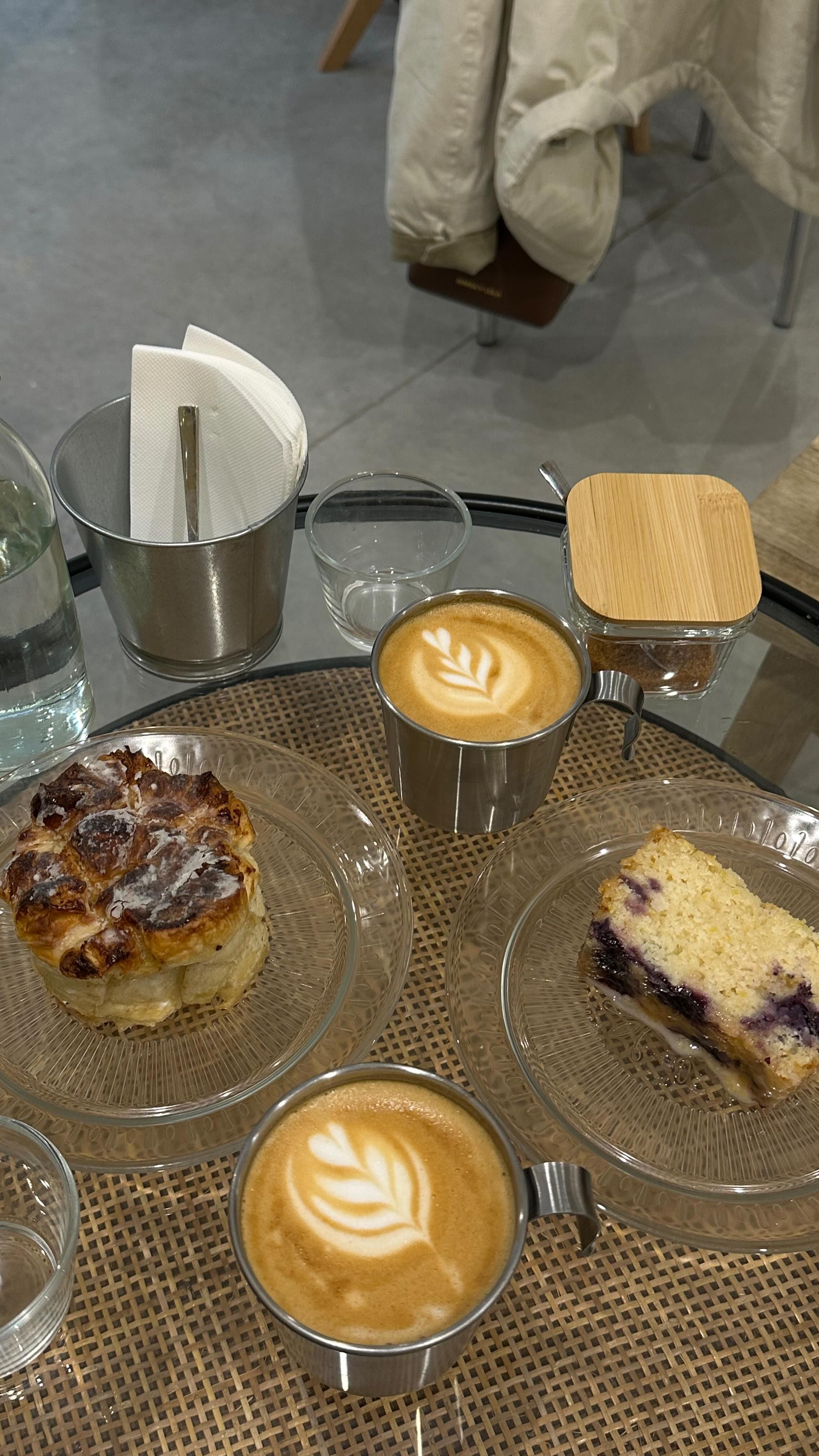 Lattes y bollería en la mesa