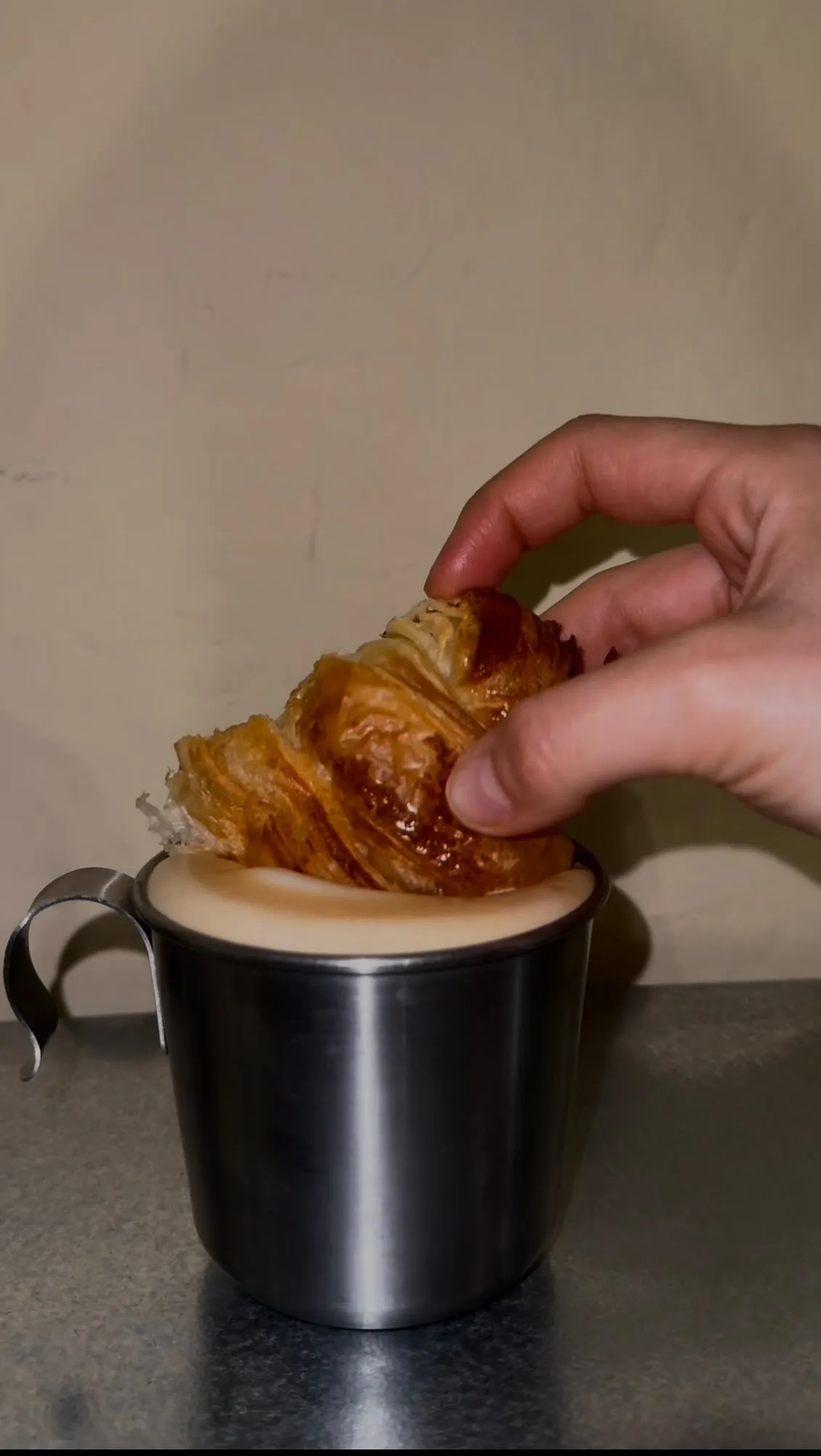 Croissant de masa madre mojado en café